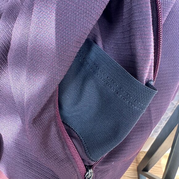lululemon Men's Lightweight Metal Vent Tech Fullzip Hoodie, Garnet in Large - Picture 4 of 6